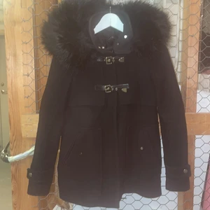 Duffeljacka zara  - Duffel jacka med guld detaljer. Dragkedjan fungerar men själva ”flärpen” man drar i har gått av- går att lösa enkelt jag har använt ett spänne att dra i. Därav pris. Använd men fint skick! Priser kan diskuteras i mina annonser- jag säljer billigt för att jag vill att alla ska ha råd att köpa:)