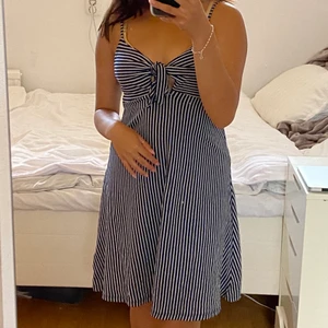 Randig klänning - Gullig blå och vit - randig klänning i storlek S från Gina Tricot. Använd en gång och säljer för den bara hänger nu. (Nypris 249kr) 💞