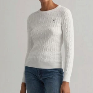 Kabelstickad tröja gant  - En äggskalsvit kabelstickad tröja från gant. I ett väldigt bra skick och väldigt bekväm. Köpt för: 1 399kr