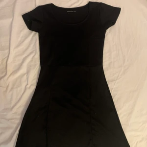 Svart cool klänning - 💕Det här är en svart skater-ish klänning som är ribbad med coola sömmar. Den sitter supergulligt och passar på både långa och korta personer. Den kan vara en gnutta kort på någon lite längre. Jag är 171 och jag kunde ha den för 3 år sen när jag var ish 165. Den säljs för 40kr och köparen står för frakt💕
