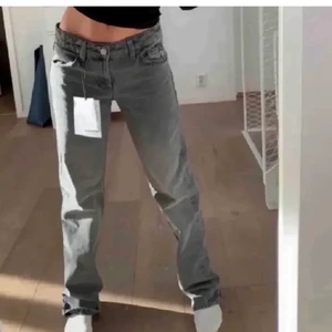 Zara jeans low rise storlek 36 - Helt nya jeans från zara endast testade i deras utsålda low rise model. 