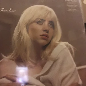 BILLIE EILISH VENYL - Som alla er Billie fans vet släppte Billie ett album nyligen (30 juli) och jag fick hennes venyl dagen efter. Den är helt o öppnad och om du har en venyl spelare kan du lyssna på den. 💚🕺😩😁
