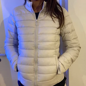 Beige dunjacka  - Säljer en super fin helt oanvänd beige dunjacka, storlek M!💗