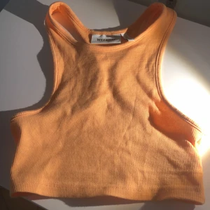 Orange topp - Jätte fin orange topp från weekday. Använt några gången men ändå bra skick. 65kr+frakt