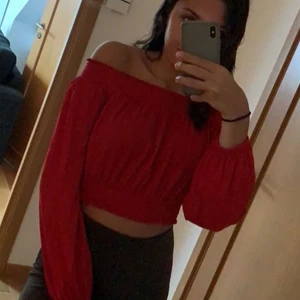 Röd/Rosa top - H&M strl S - Röd och rosa top från Hm💓 använt de ett fåtal gånger, 80 kr 💓 Strl S båda topparna. Skriv privat om du är intresserad 💓