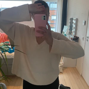 Stickad oversize tröja  - En jättefin oversized stickad tröja från HM! Stl M och färgen är ljus,ljus rosa, skickar gärna fler bilder om man vill det! Pris kan diskuteras, säljer för att den inte kommer till användning💞💞