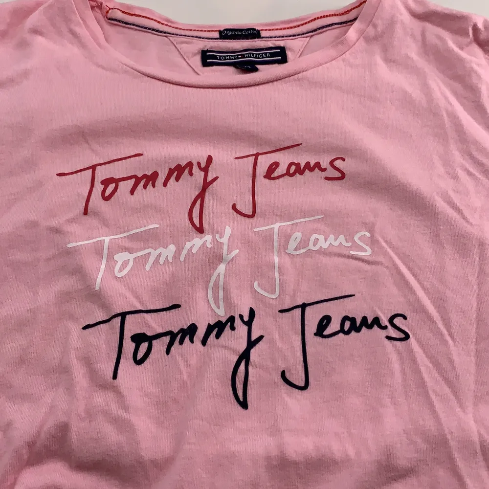 En rosa t-shirt från Tommy hilfiger💓 Strl 152 men passar också som xs💓använt Max 1-2 ggr, jätte fin Skriv privat om du är intresserad 💓. T-shirts.