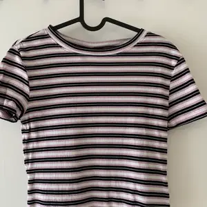 Skön T-shirt från hm. Storlek m, passar även dig som är storlek s. Kan mötas upp i Malmö & Vellinge, köparen står för frakten. 