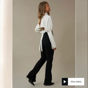 Jeans nakd - Svarta jeans med slits från nakd x hannah schönberg som är helt slutsålda i storlek 36