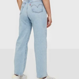 Levi’s jeans - Säljer ett par super fina levi’s ribcage jeans. Jeansen är i stl 27 men passar även till 25-28❤️ Jeansen är använd en gång därav är jeansen i bra skick💕 köparen står för frakten💕🎸❤️