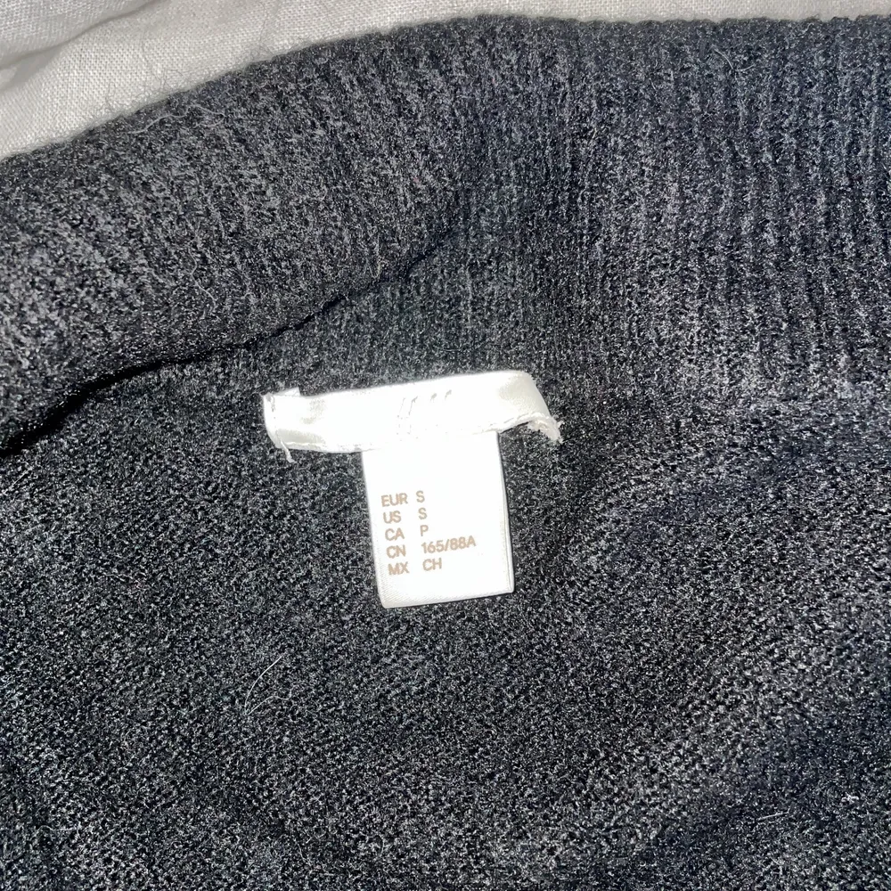 Stickad offshoulder tröja från H&M, använd två gånger så i nyskick. Storlek S men sitter även bra på M💖. Tröjor & Koftor.
