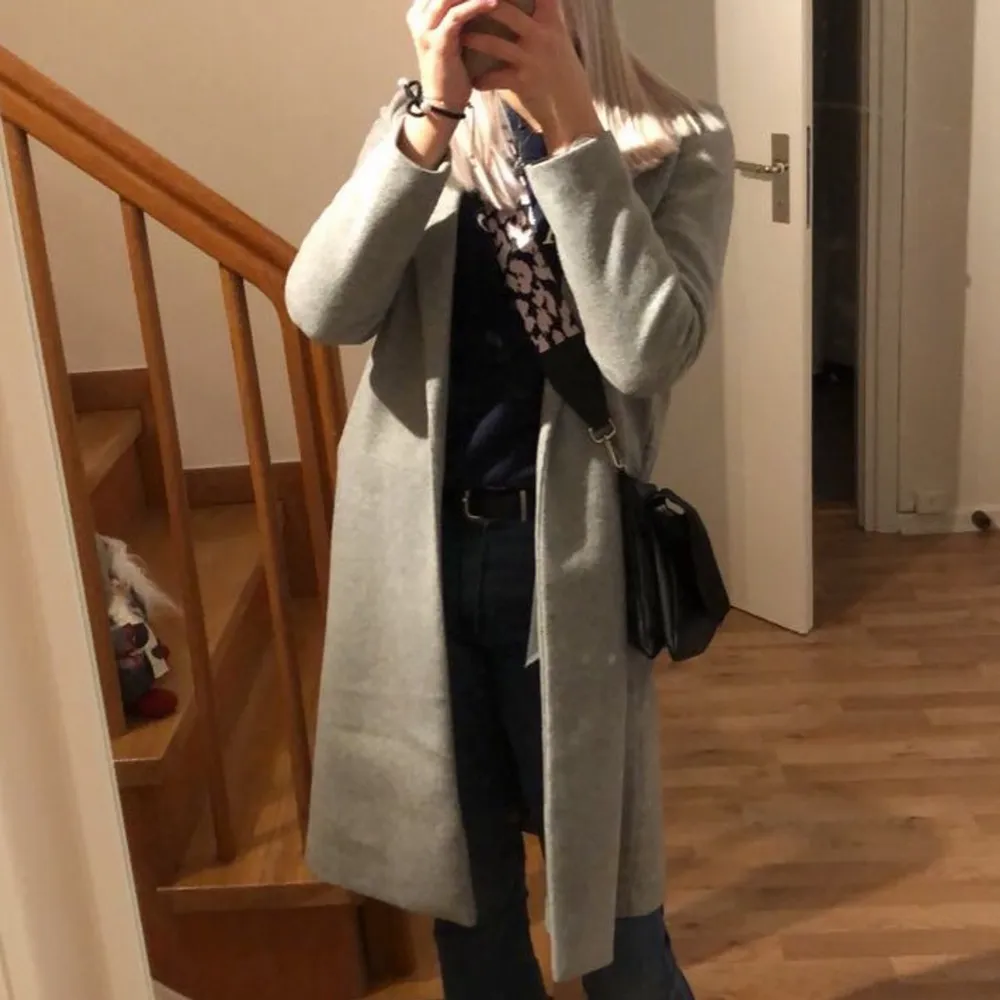 En jätte fin kappa från Zara som är i ett fint skick! Säljer den pågrund av att jag inte använder den längre. Köpt för 400 och den passar perfekt till hösten/ vintern! Den är väldigt varm och den är i storleken XS. Jackor.