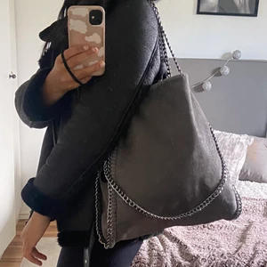 Grå kedjeväska - Säljer min fina fina väska i största storleken, som jag använt MAX 5 gånger, då jag har en svart likadan som används mer. 