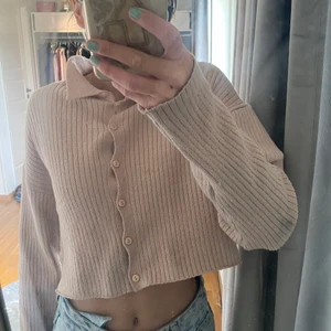 Stickad tröja - Säljer en super fin och skön tröja från na-kd. Tröjan är endast använd ett par få gånger💕