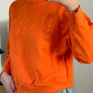 Orange collegetröja  - Säljer denna orangea collegetröjan från & Other Stories. Den är använd ett fåtal ggr och är i mkt fint skick. Priset är exklusive frakt☺️ 