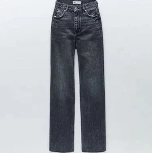 Intressekoll  - Intressekoll på mina full lenght 90s high waist från zara, helt utsålda. De är knappt använda, är är 177 och de är ner till marken för mig. Säljer endast vid bra bud!💙💙💙