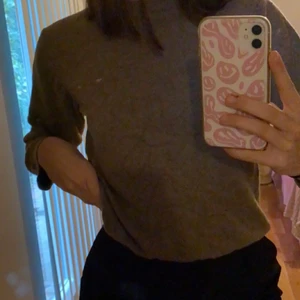 Tröja  - Säljer nu denna bruna fina tröja från Gant. Den är i storlek L men sitter som S, dock lite kort i armarna för mig, därav varför jag säljer. Utöver det är den väldigt skön och i fint skick. 💫⚡️ ( köparen står för frakt ) 