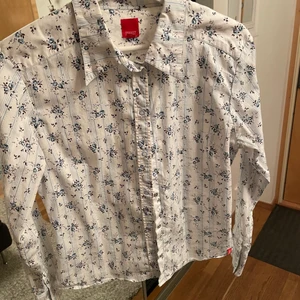 Blommig skjorta  - Vit skjorta med blå blommor från esprit i bra skick