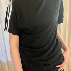 Adidas t-shirt - Superfin Adidas T-shirt som jag själv har köpt second hand, men forfarande i fint skick! 🥰 100% bomull så den är skön att ha på sig! Passar mig som har M trots att det är en XS. På mig är den inte så oversized. 