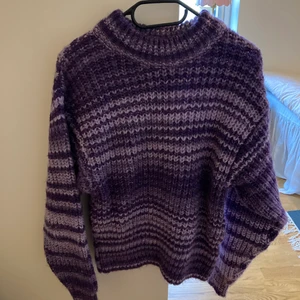 Stickad tröja  - En lila stickad tröja köpt från zara. Använd cirka 3 gånger. Storlek L men passar mig som är M. Säljer för 100 kr + frakt. 