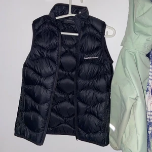 Peak performance  - Köpt på nk nypris 1600 knappt använd då den är för liten på mig.