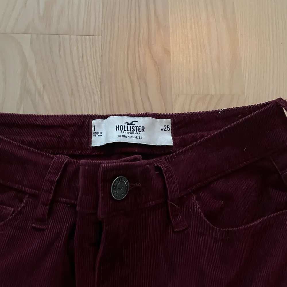 Köpte dessa byxor ifrån hollister för 600 men får verkligen ingen användning av dem längre , det är ett var vinröda Manchester byxor men en utsvängning i slutet. Jeans & Byxor.