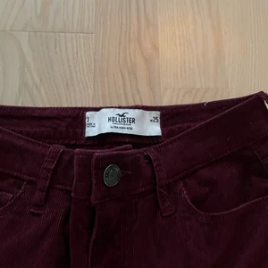 Manchester byxor 200 - Köpte dessa byxor ifrån hollister för 600 men får verkligen ingen användning av dem längre , det är ett var vinröda Manchester byxor men en utsvängning i slutet
