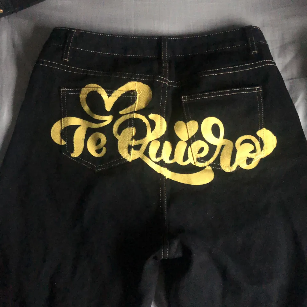 coola svarta högmidjade jeans med text på rumpan ”te quiero”. säljer då de tyvärr inte är min stil, endast använda en gång💕. Jeans & Byxor.