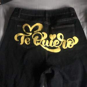 coola svarta högmidjade jeans med text på rumpan ”te quiero”. säljer då de tyvärr inte är min stil, endast använda en gång💕