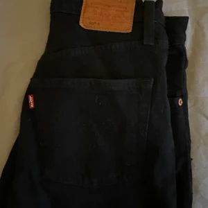 Levi’s 501 S - Knappt använda Levi’s 501 S, beskrivs som skinny men är lite vidare och lösare nertill. Storlek ca 25x30 (Stor XS/liten S). Köpare står för eventuell frakt :)