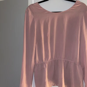 Topp med djupare rygg  - Gammelrosa topp med volanger och djup rygg. Säljs för 80kr och köparen står för frakten!(: