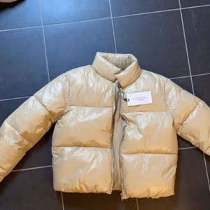 Snygg jacka, Misslisibell x NA-KD - Skitsnygg helt oanvänd jacka med lappen kvar. Sitter skitsnyggt och har massor av fler bilder om hur den sitter på. Den är i stl 36! Alla frågor och egna bud är välkomna! Den är ifrån Nakd och det är Misslisibells kollektion🤩 Den är Beige i färgen eller lite krämvit ungefär och trendig och populär.      Misslisibell x NA-KD. Köpare står för frakt!