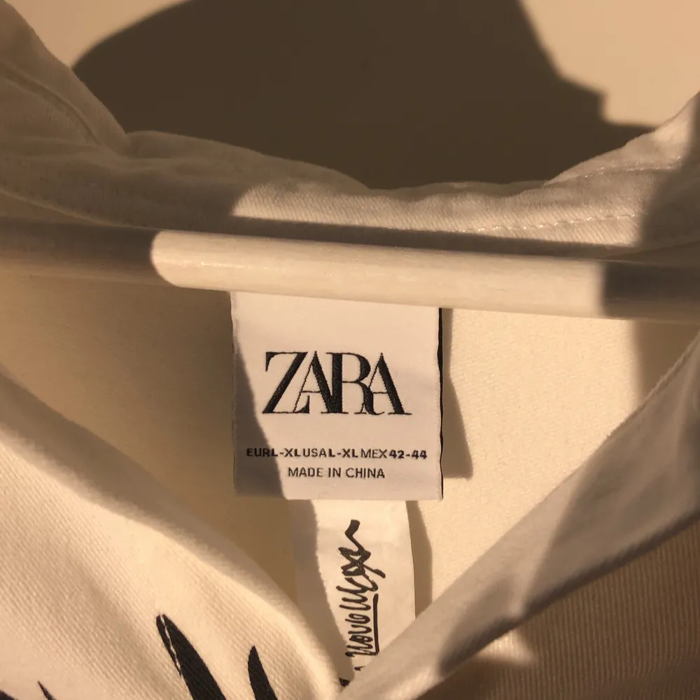 Säljer min overshirt från Zara som är perfekt nu till hösten. Säljer då den inte passar mig längre. Storleken är Xl men sitter bra på någon som är L. Använd fåtal gånger när jag testat den. Köpt för 559kr. Köpare står för frakt!   (Kläderna tvättas alltid innan dom skickas iväg!). Jackor.