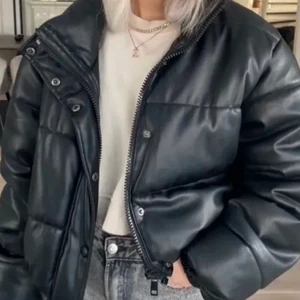 Jacka - !Inte mina bilder men det är samma jacka på bilden! En skitfin jacka till både höst och vintern😍🥰💕 köpt här på plick, där av inte mina bilder, men säljer då den tyvärr var lite liten på mig... superbra skick! Köparen står för frakten:)