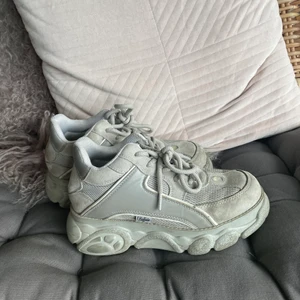 Buffalo skor - Säljer dessa gråa Buffalo skor i storlek 37, bra skick