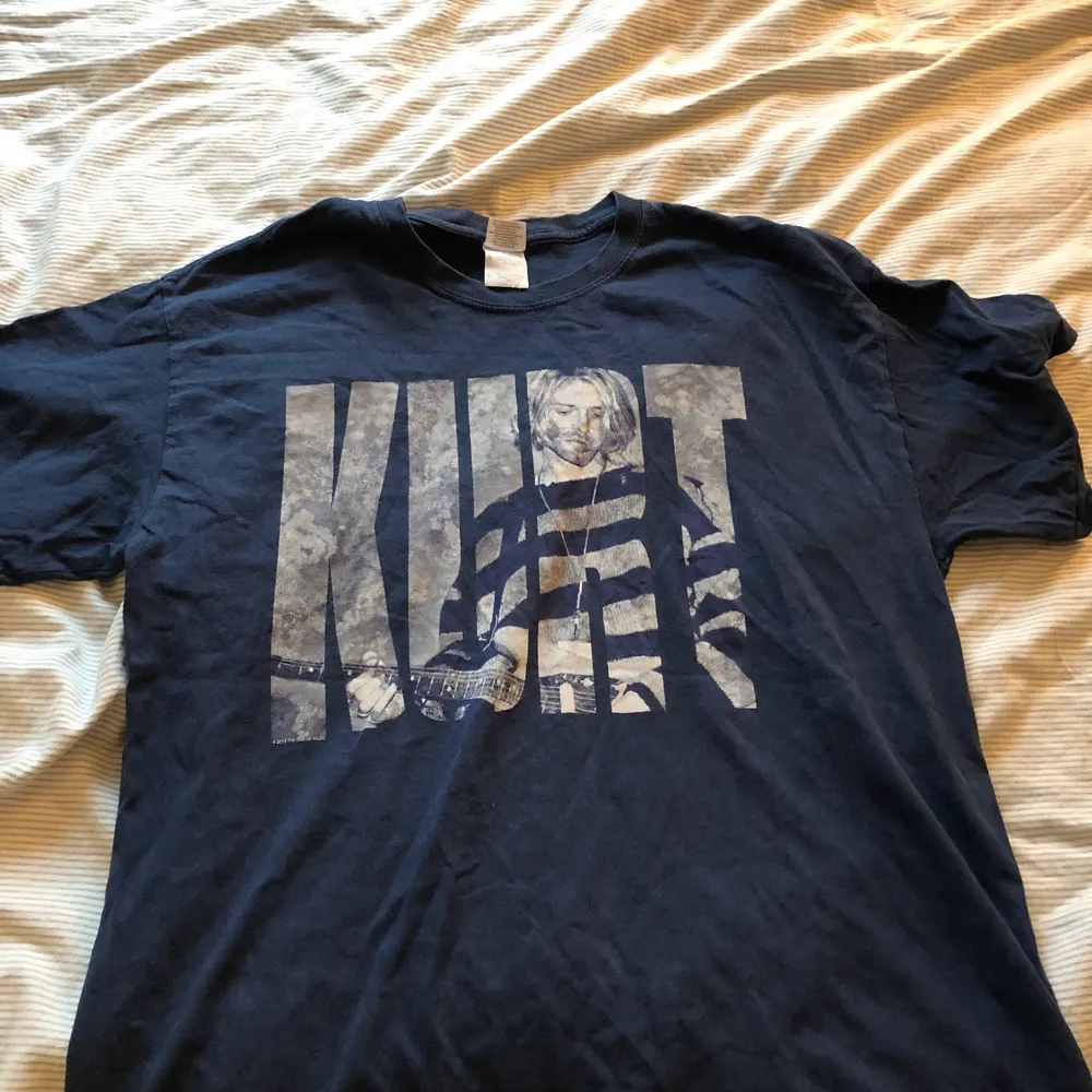 kurt cobain t-shirt! används inte så mycket längre! storlek L! . T-shirts.