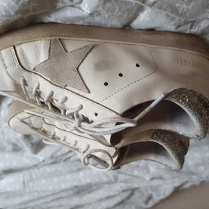 Golden goose  - Säljer mina älskade golden goose skor köpta förra året men bara använda till och från i en sommar. Så skicket är bra. Storlek 37 ❤ nypris 4500kr! kan gå ner i pris vid snabb affär bara höra av dej om du har frågor eller vill ha flera bilder ❤❤ frakten ingår i priset alltså så bjuder jag på den! 