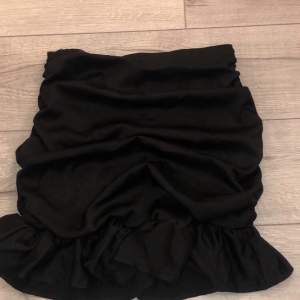 Ruffle kjol, sitter tight från missguided. Volanger längst ner. Aldrig använd och köpt för ca 200 kr. Siden liknande material. frakt 66 kr eller mötas i Stockholm ❤️