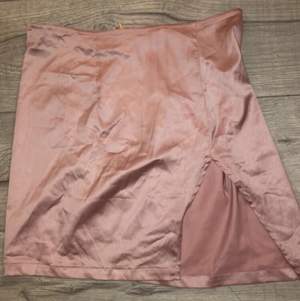 Fin kjol i siden från shein. Använd 1 gång men ej min stil. Inga skador, köpt för 89 kr. Frakt 48 kr eller mötas i Stockholm.