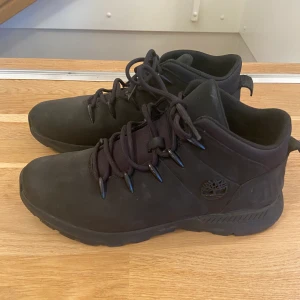 Timberland kängor - Tecken på användning finns men ändå super kvalitet och inga tydliga defekter. Köpta förra året. Perfekta nu till hösten. Nypris 1300 SEK. Storlek 41. ❤️ frakt inkluderad i priset. 