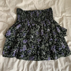 Volangkjol - Säljer denna blommiga volangkjolen från kappahl i storlek 146/152💓