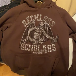 Reckless scholars hoodie  - Limiterad Brun hoodie från reckless scholars men rhinestone detaljer, saknar fåtal rhinestones och är knappt använd