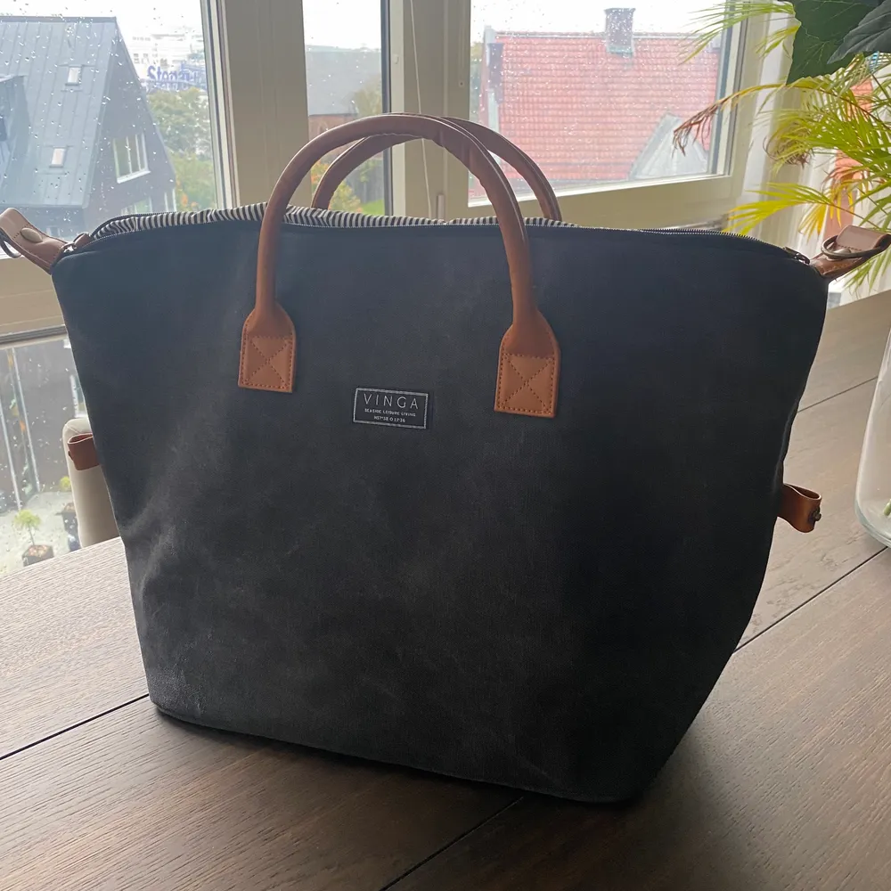 Vinga väskan färg grå…..ny….. använda 2/3 gånger ..weekend bag också 💫💫💫💫💫💫. Laukut & Käsilaukut.