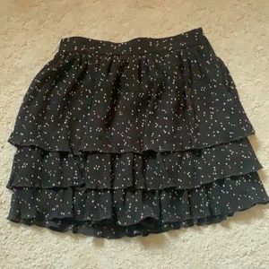 Kjol från zara - Säljer min skit snygga kjol från Zara som tyvär har blivit för liten. Den säljs inte längre i butik och är i väldigt bra skick. 😊 Skriv för fler bilder. Buda eller köp direkt för 200 + frakt.