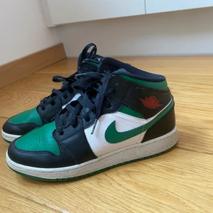 Jordan mid - Säljer dessa nästintill oanvända Jordan mids. Storlek 40. *Köparen står för frakt. Hör av dig vid frågor eller intresse!