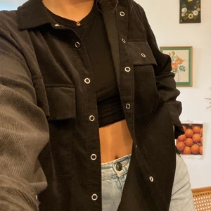 Manchesterskjorta - Ifrån GINATRICOT, kan användas som jacka eller overshirt🖤 storlek L, säljer för 120kr