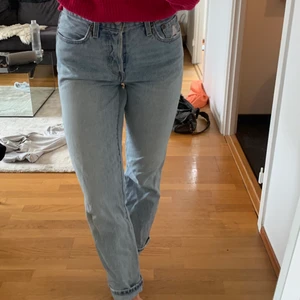 Levis jeans - Levis jeans W27/L28. Personligen tkr jag att de är lite korta (jag är 170 cm). Gått upp i vikt så spräckte även slitsen vid rumpan ❤️‍🔥❤️‍🔥❤️‍🔥 men det blev bra ändå, snygg detalj !!! Skriv för fler bilder
