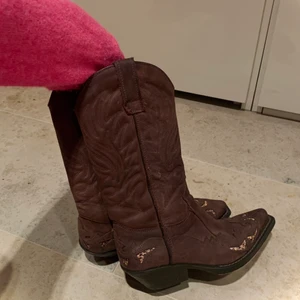 Cowboy boots - Ur snygga boots köpta secondhand men säljer då de inte sitter som jag önskat på mig :( de är storlek 36 o passar storlek 36/37! Riktigt synd att jag inte kan ha dom då jag älskar hur snygga dom e❤️❤️ om flera e intresserade blir de budgivning 