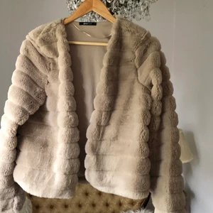 Mysig jacka - Jättefin jacka, använd en gång så i nyskick. Storlek M. 100 kr + Frakt.