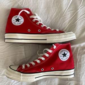 (första bilden lånad) säljer nu ett par röda converse i bra skick! säljer då de tyvärr inte kommit till användning. så snygga nu till hösten💕😍 buda från 200kr eller köp direkt för 500kr +frakt⚡️